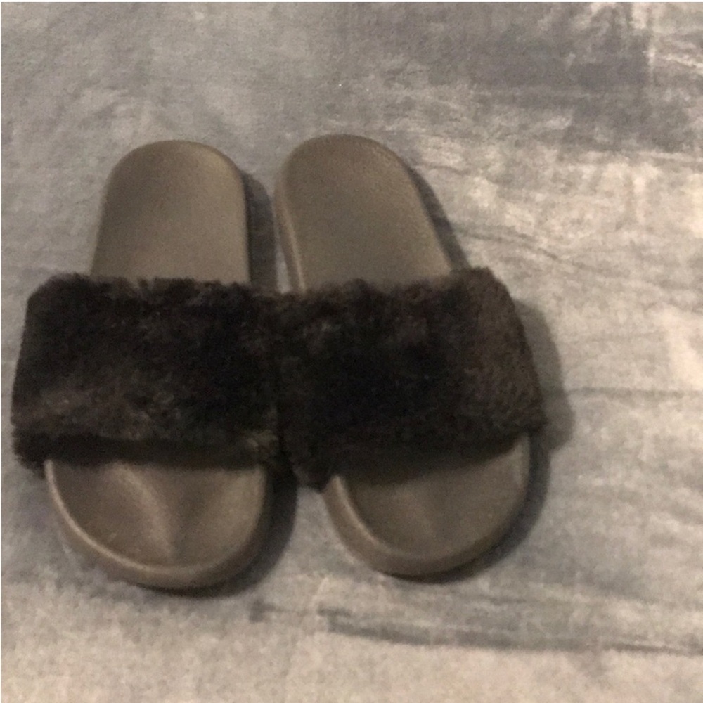 black furry slides‎ 9/10 women’s